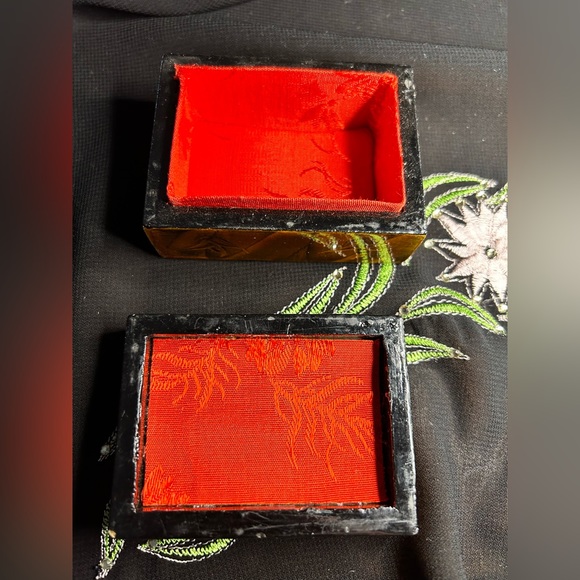 VTG Lacquered and Satin lined Stash or Trinket box. Made in China. - Picture 5 of 7